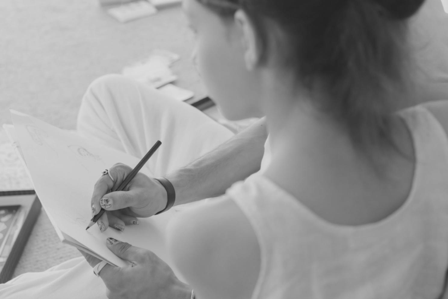 Professionelles Porträtstudio mit Kunstwerken an der Wand